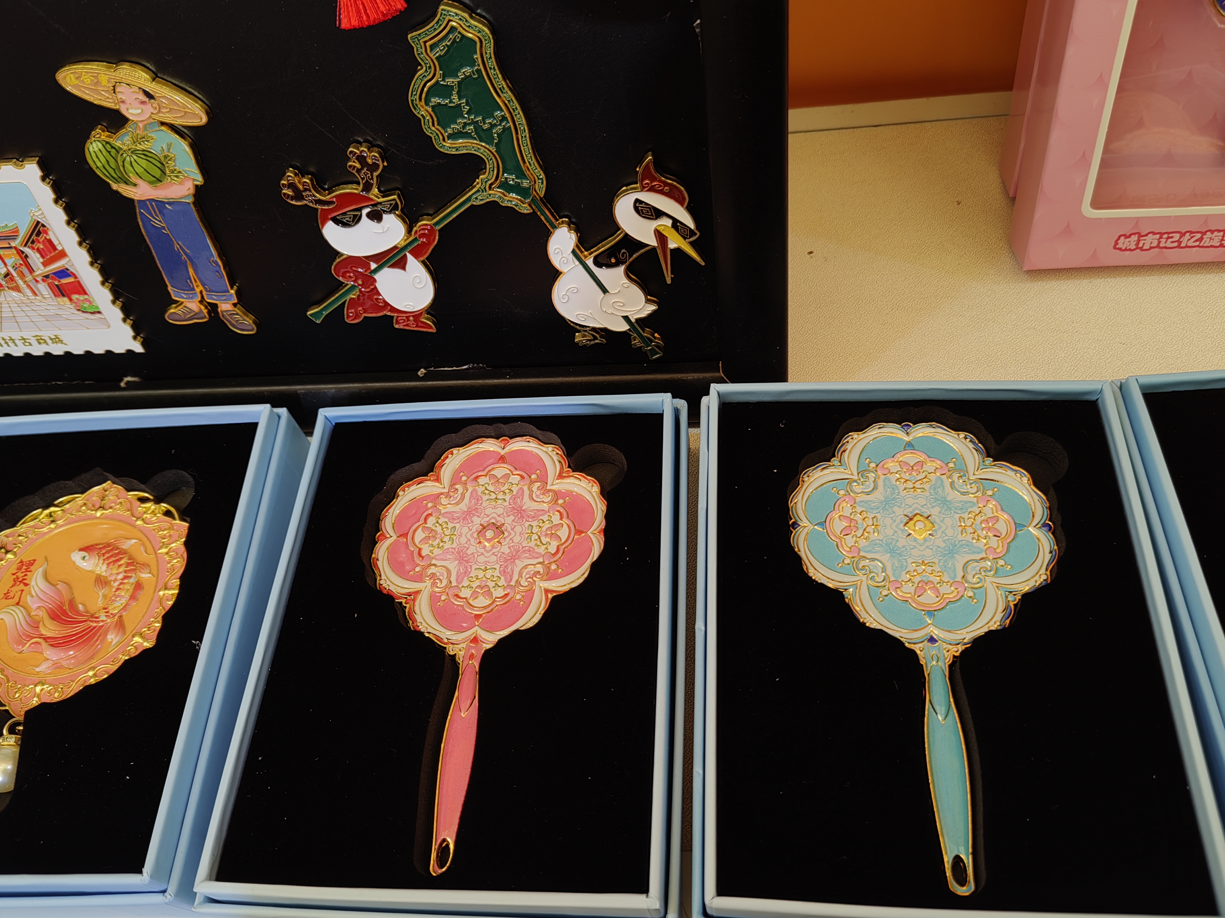 Bonnie Craft espone vari magneti da frigorifero al nuovo centro espositivo internazionale di Shanghai